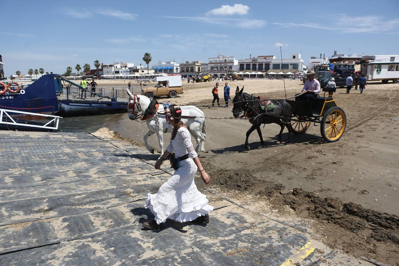 Las hermandades del Rocío vadean el Guadalquivir