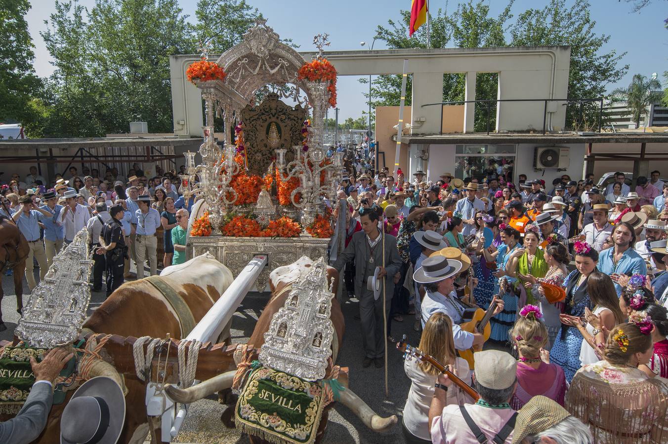 La hermandad del Rocío de Sevilla inicia su peregrinación a la aldea