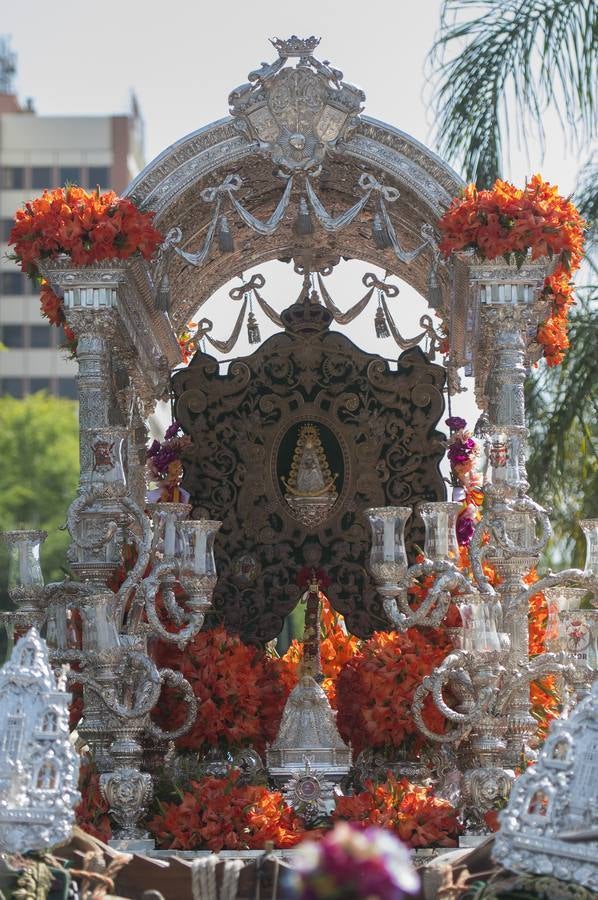 La hermandad del Rocío de Sevilla inicia su peregrinación a la aldea