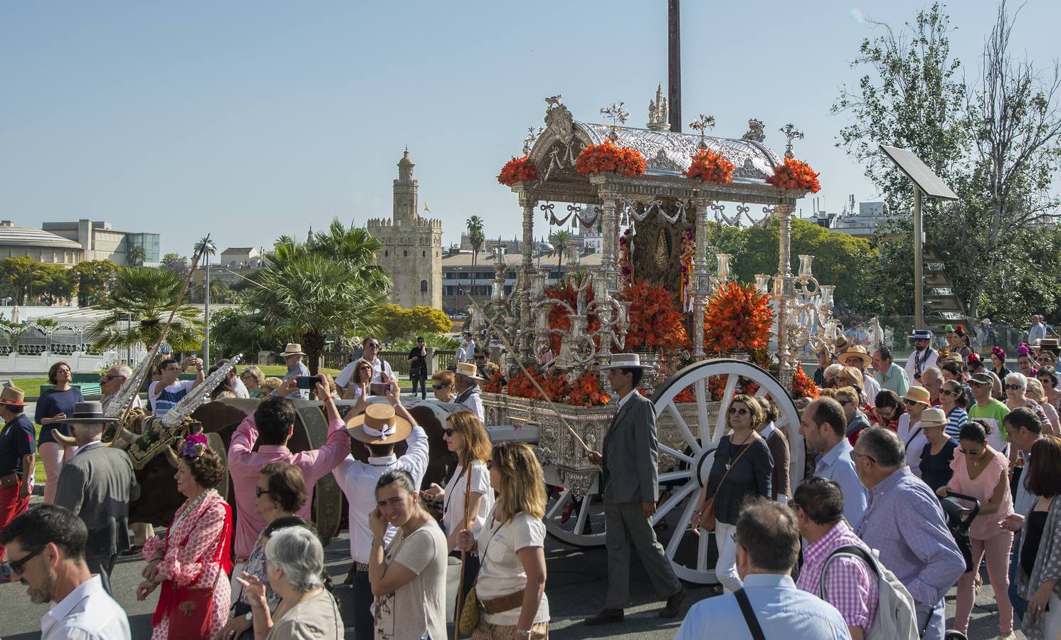 La hermandad del Rocío de Sevilla inicia su peregrinación a la aldea