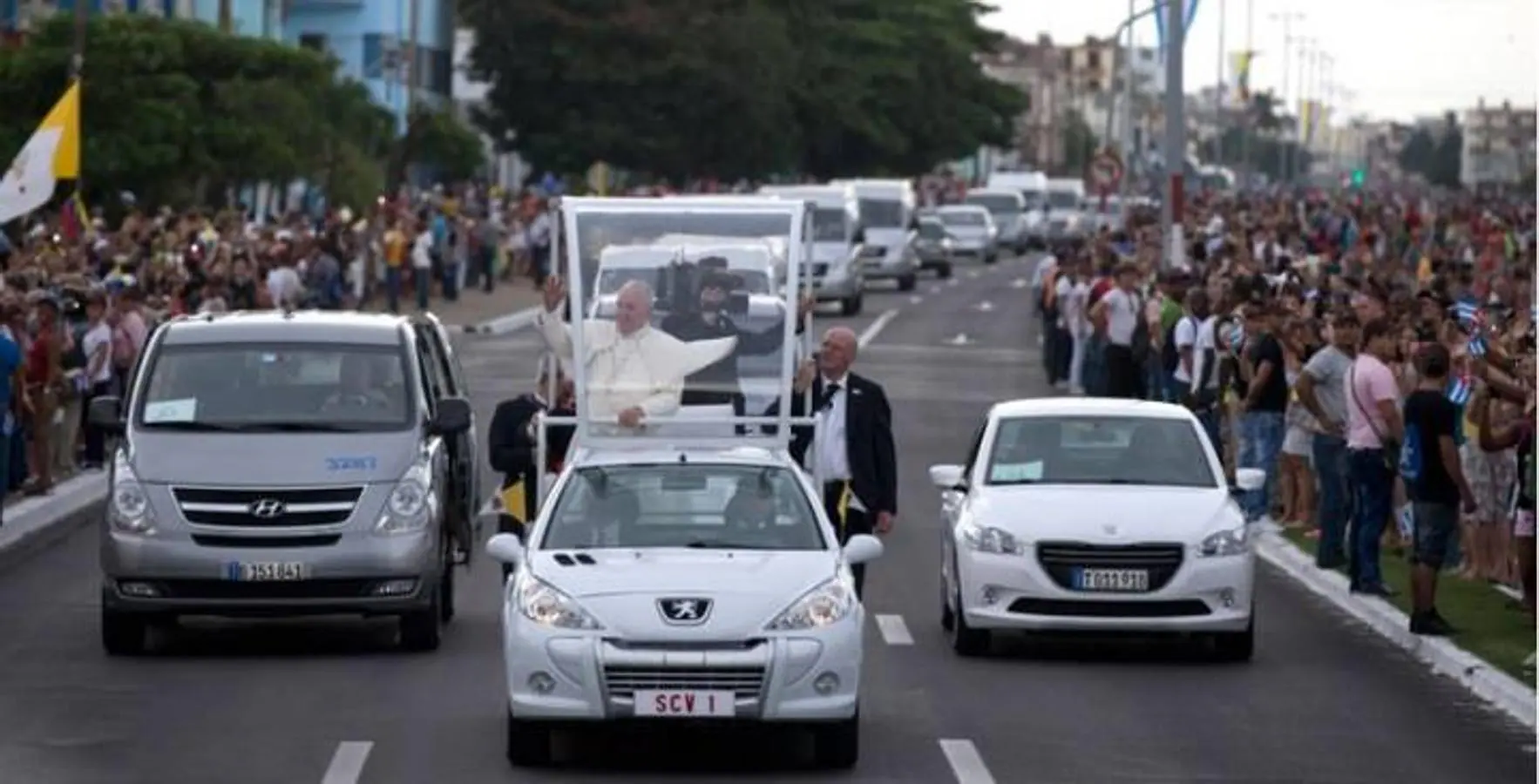 El Papa Francisco, a bordo de un Peugeot en Cuba