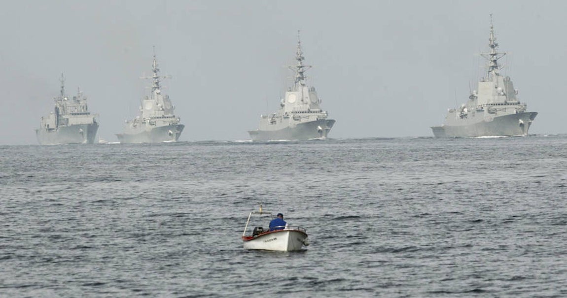 Unidades de la Armada al comienzo de la revista naval, en la ría de Pontevedra, presidida por el Rey Don Felipe VI y su padre Don Juan Carlos I. 