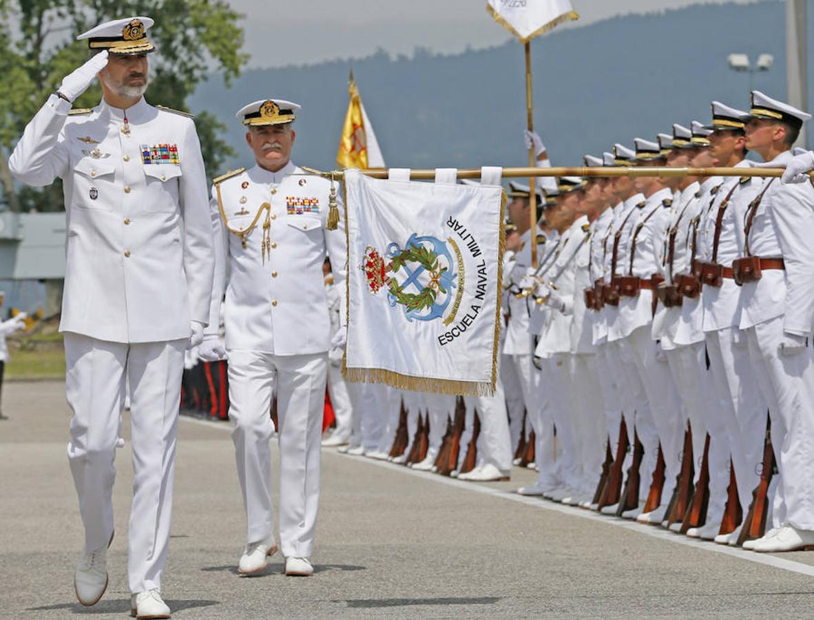 El Rey Don Felipe VI pasa revista antes del desfile dentro de los actos del 300 aniversario de la Real Compañía de Guardiamarinas