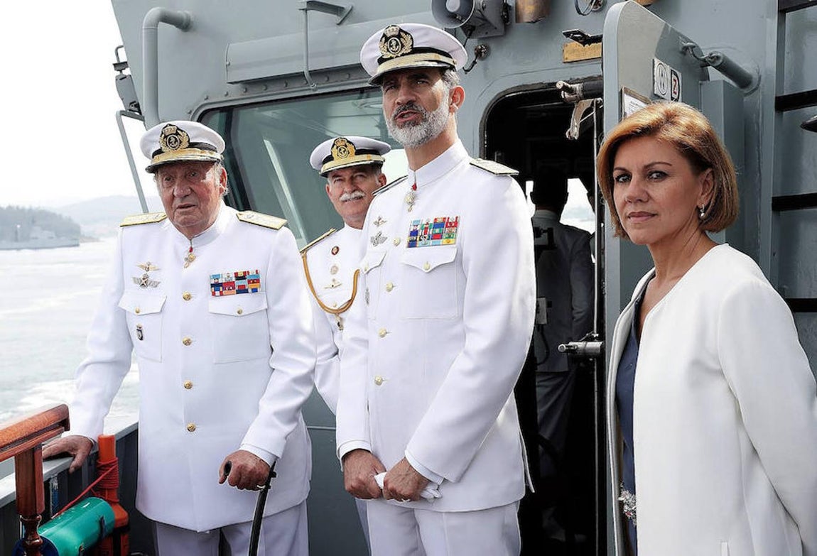 El Rey Felipe VI y su padre, el rey emérito Don Juan Carlos I, junto a la ministra de Defensa, Dolores Cospedal. 
