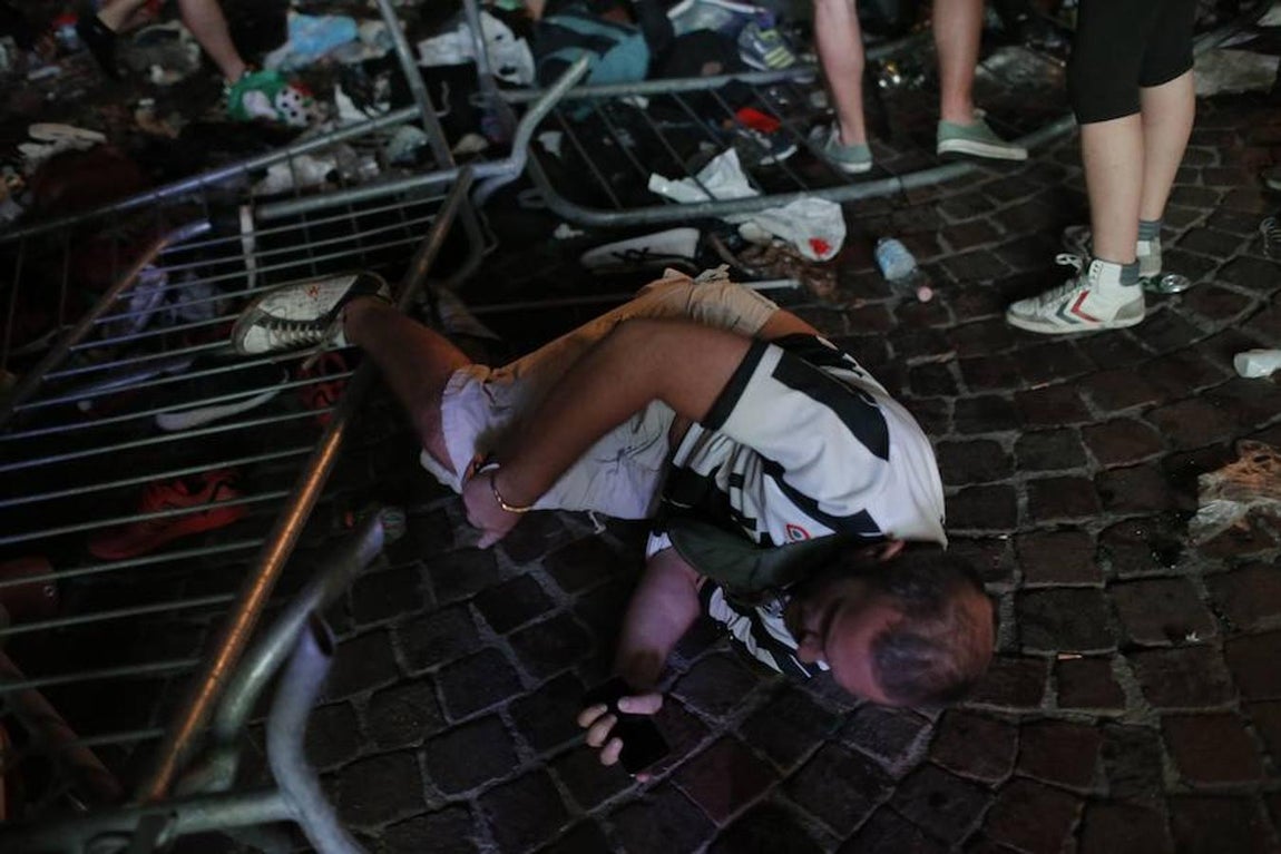 Miles de aficionados de la Juventus huyen despavoridos al escuchar una especia de explosión mientras veían la final de la Liga de Campeones en la Piazza San Carlo. 