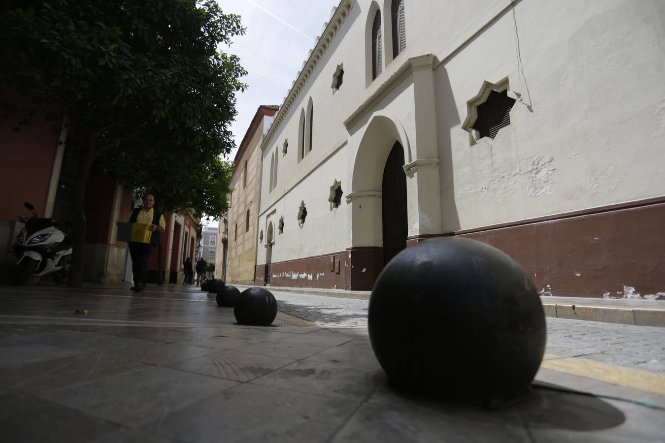 El Casco Histórico de Sevilla está lleno de bolardos que incumplen la normativa