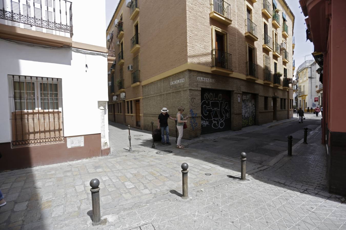 Sevilla, la ciudad de los bolardos mutantes