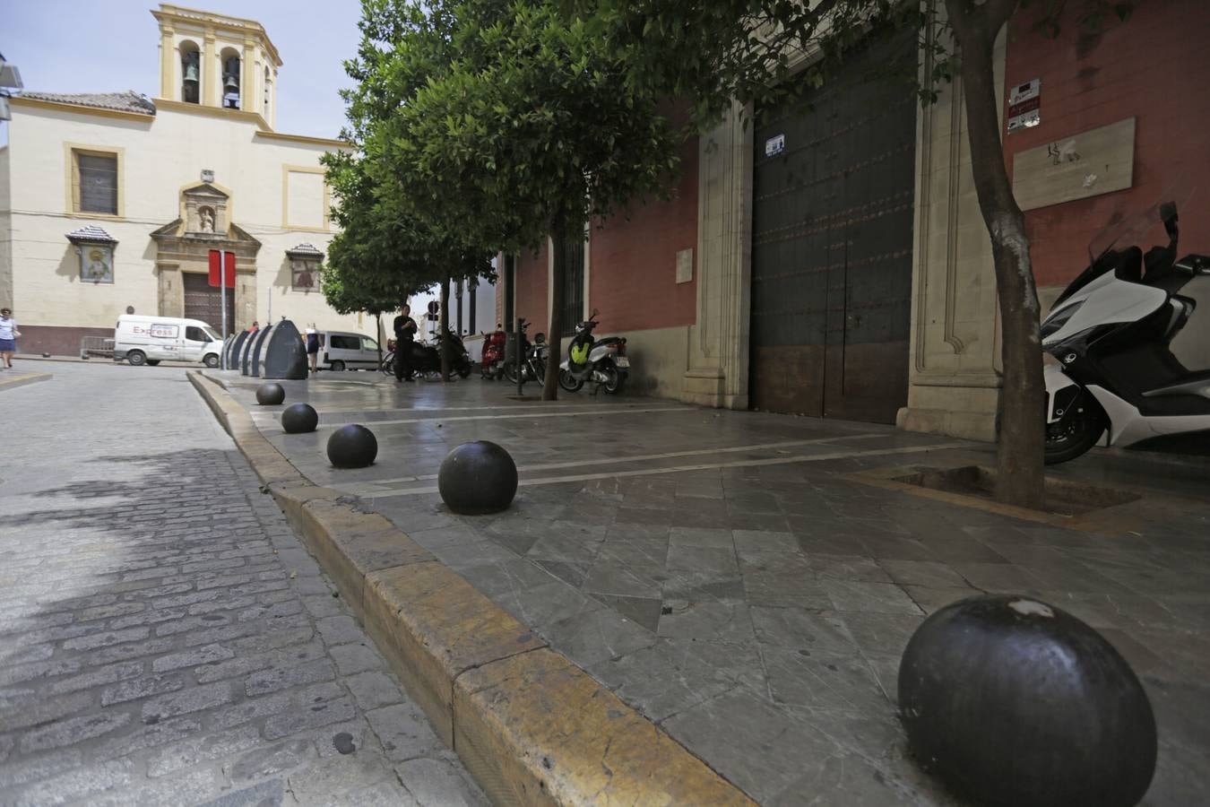 Sevilla, la ciudad de los bolardos mutantes