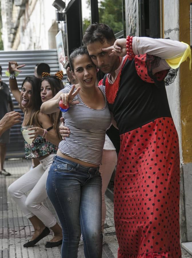 Los desmanes de las despedidas de soltero en Sevilla, en imágenes