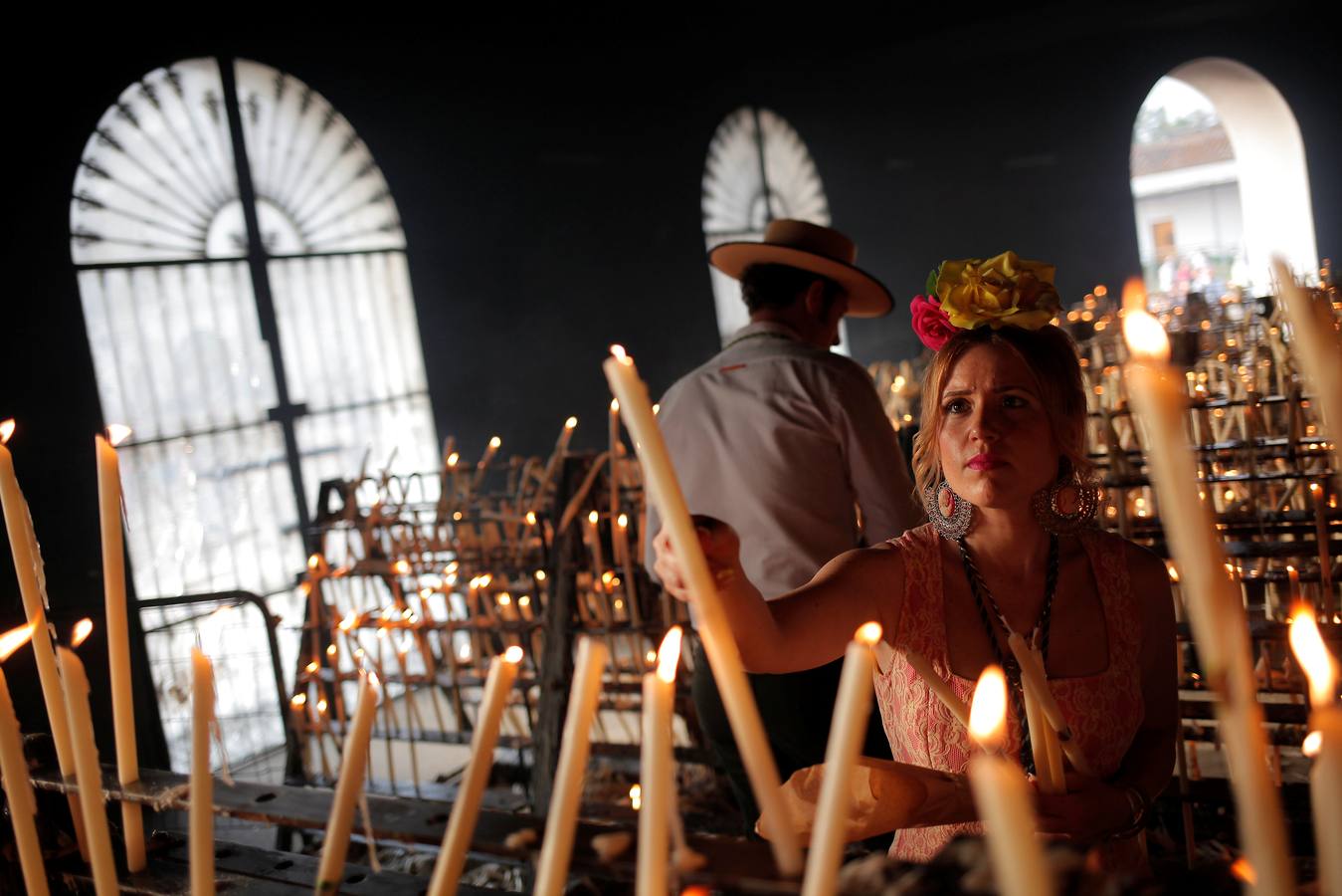 Devoción ante la Virgen del Rocío en la aldea almonteña