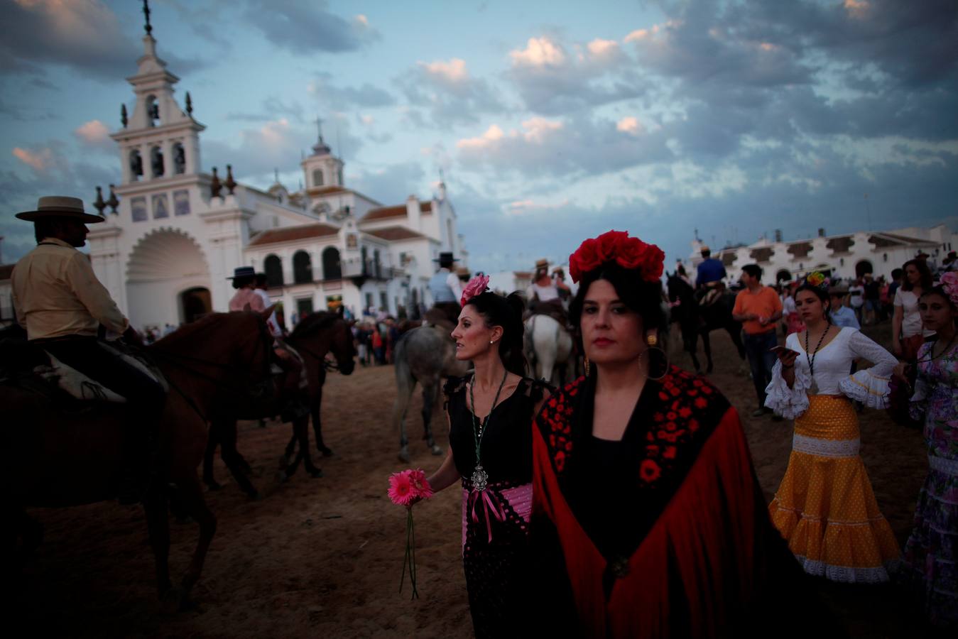 Devoción ante la Virgen del Rocío en la aldea almonteña