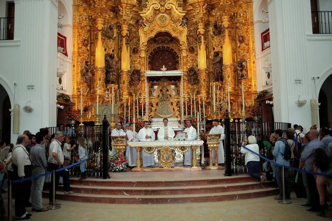 Devoción ante la Virgen del Rocío en la aldea almonteña