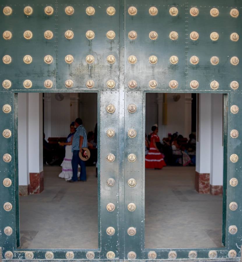 Devoción ante la Virgen del Rocío en la aldea almonteña
