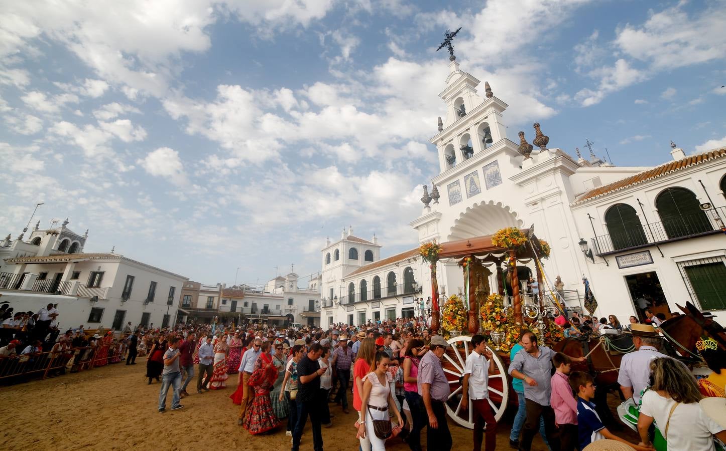 Devoción ante la Virgen del Rocío en la aldea almonteña