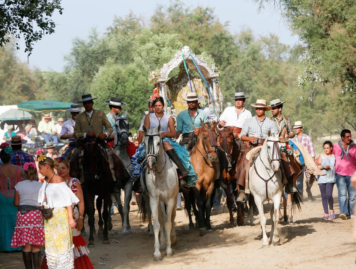 Devoción ante la Virgen del Rocío en la aldea almonteña