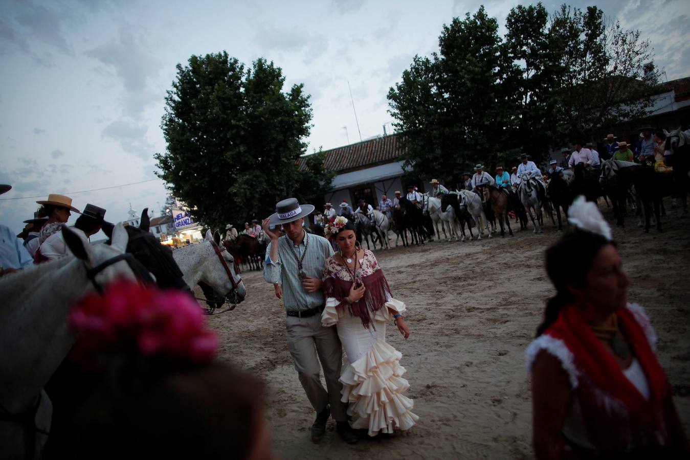 Devoción ante la Virgen del Rocío en la aldea almonteña