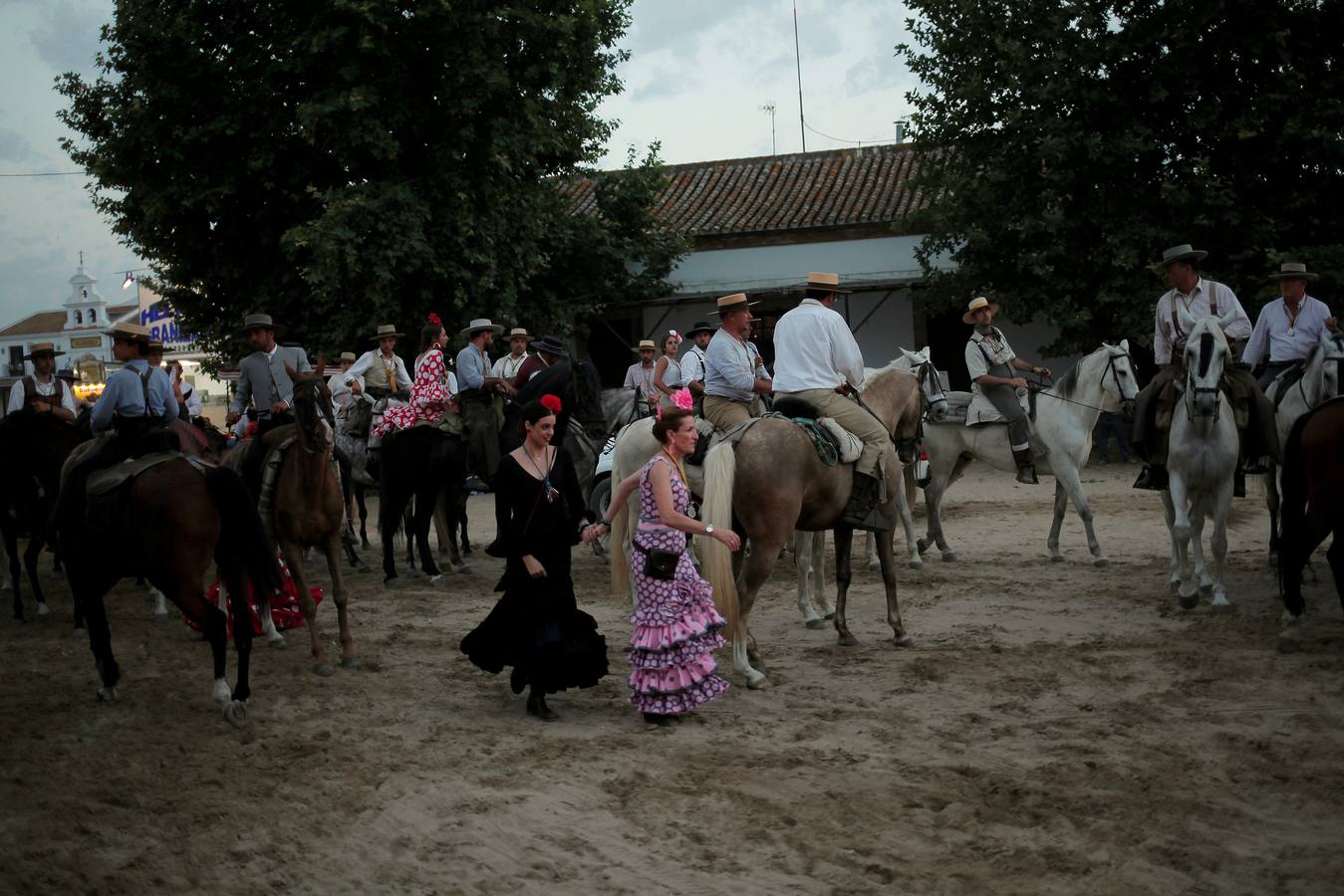 Devoción ante la Virgen del Rocío en la aldea almonteña