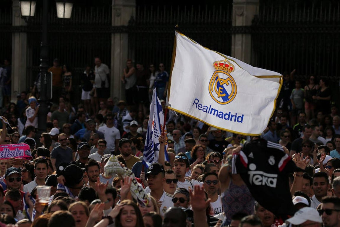 Aficionados del Real Madrid esperan la llegada del equipo madridista a la madrileña plaza de Cibeles, para celebrar el título conseguido de Liga de Campeones en la final disputada ayer sábado frente a la Juventus en el estadio Millenium de Cardiff.. 