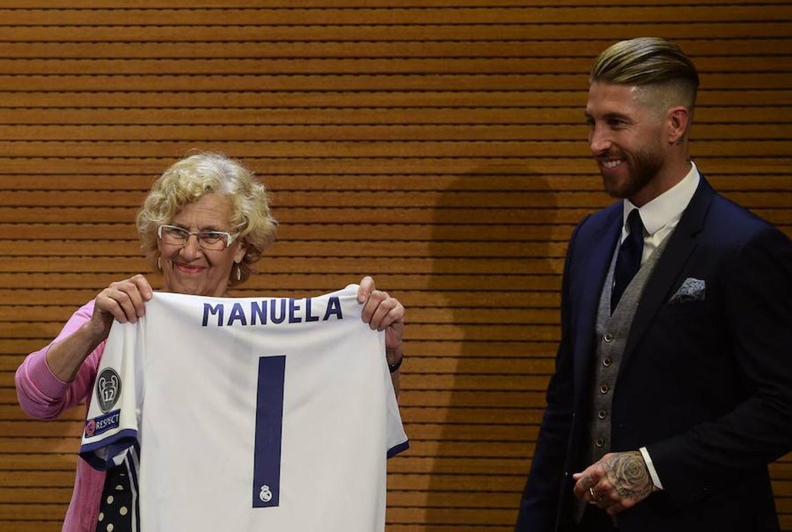 Manuela Carmena, junto a Sergio Ramos en la visita al Ayuntamiento. 