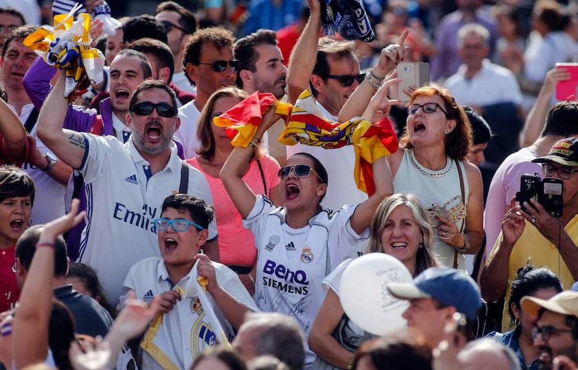 Aficionados del Real Madrid esperan la llegada del equipo madridista a la madrileña plaza de Cibeles, para celebrar el título conseguido de Liga de Campeones en la final disputada ayer sábado frente a la Juventus en el estadio Millenium de Cardiff.. 