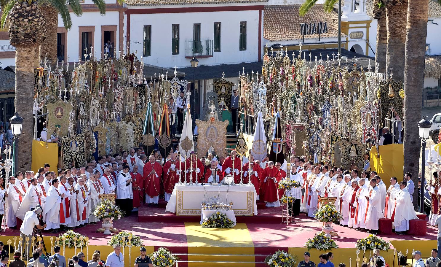 La Misa Pontifical en El Rocío, en imágenes