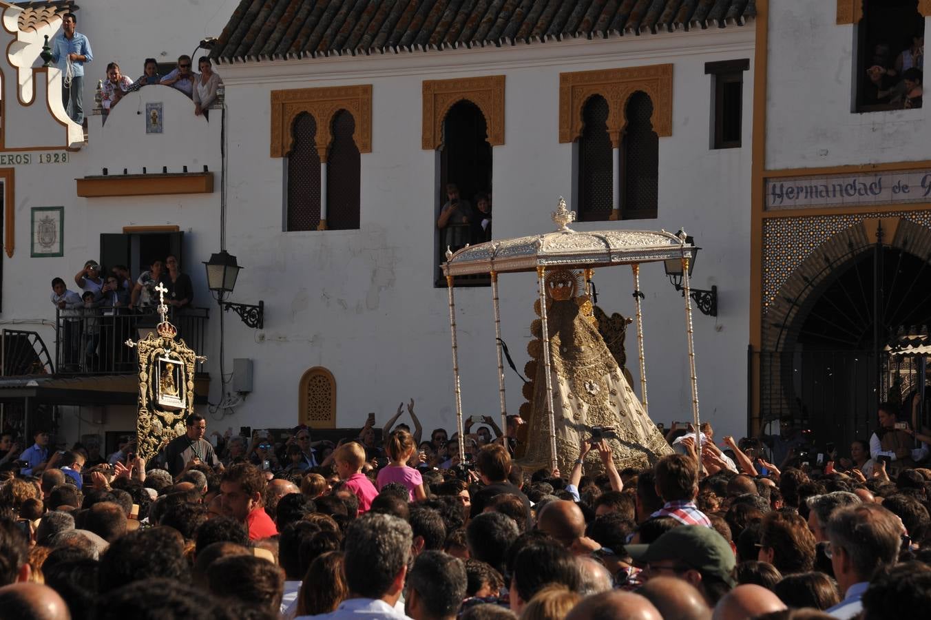 Momentos de emoción, satisfacción y alegría al paso de la Blanca Paloma, arropada en todo momento por una multitud de fieles que han reiterado salves, vivas, palmas y cantes al tenerla cerca