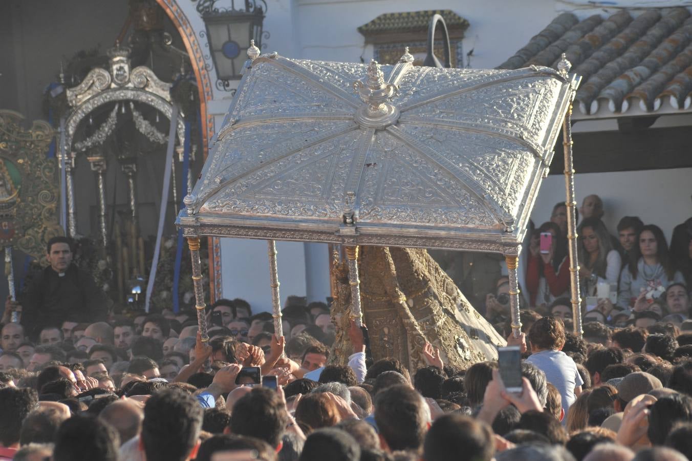 Momentos de emoción, satisfacción y alegría al paso de la Blanca Paloma, arropada en todo momento por una multitud de fieles que han reiterado salves, vivas, palmas y cantes al tenerla cerca