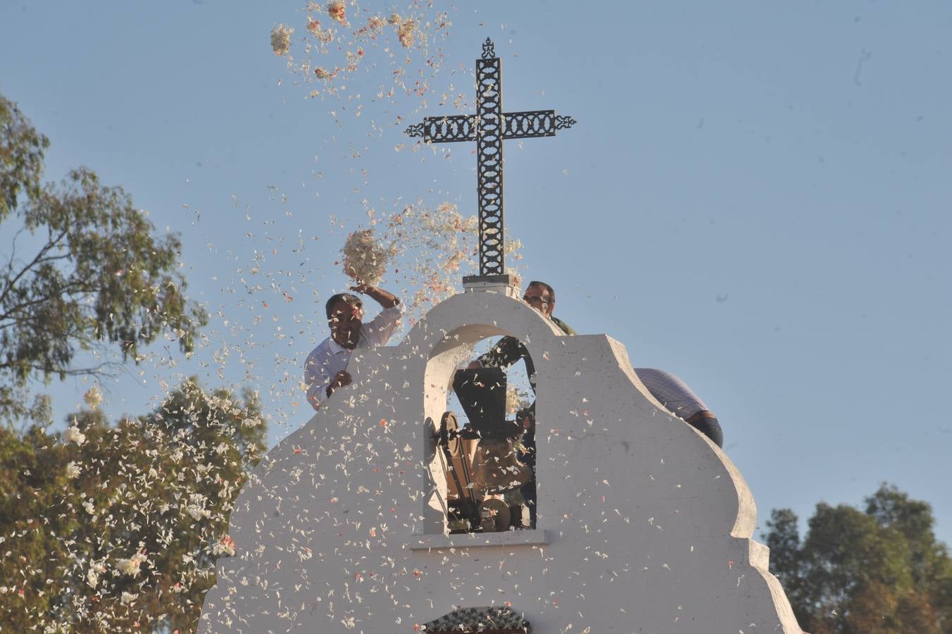 Momentos de emoción, satisfacción y alegría al paso de la Blanca Paloma, arropada en todo momento por una multitud de fieles que han reiterado salves, vivas, palmas y cantes al tenerla cerca