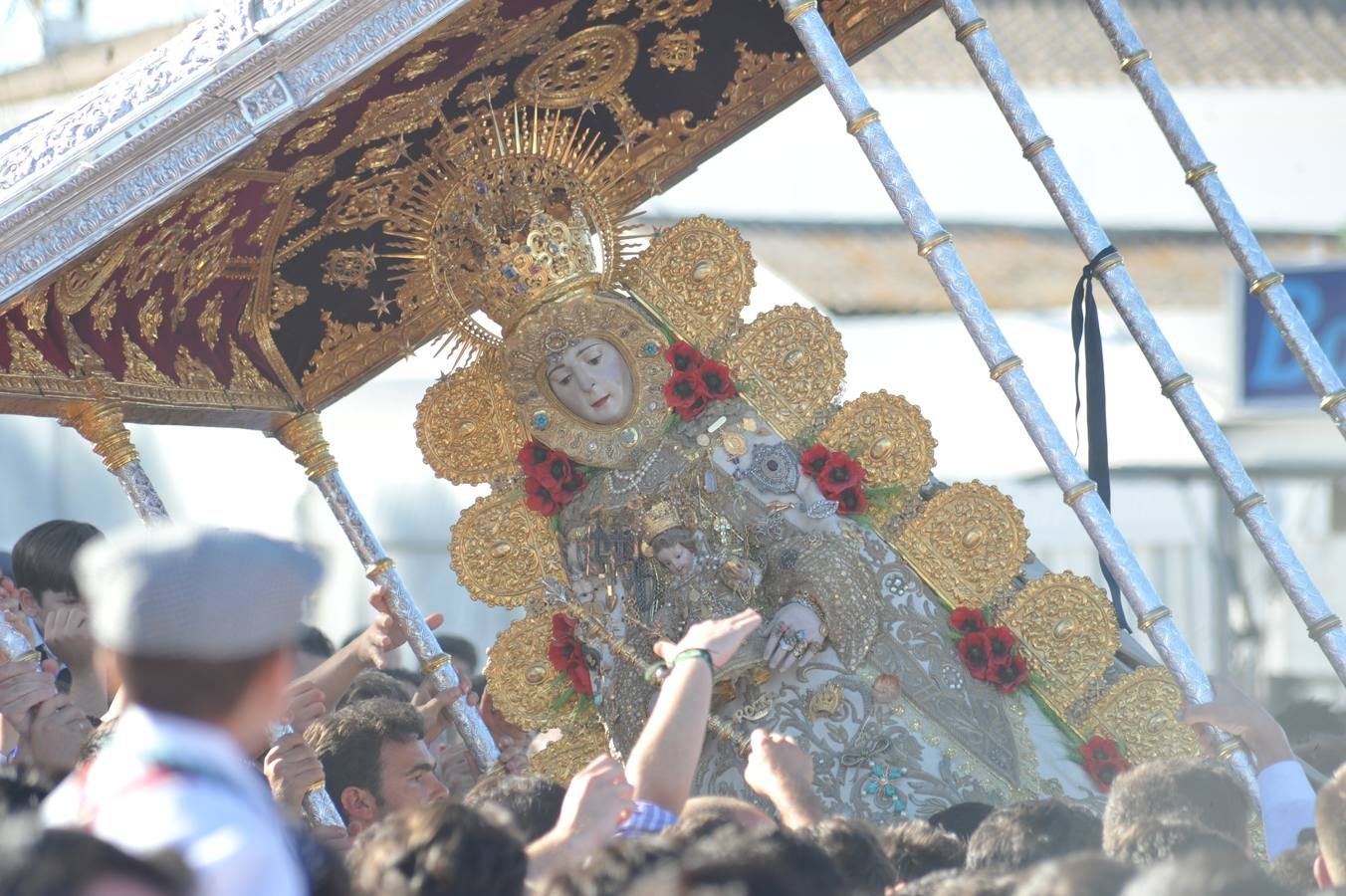 Momentos de emoción, satisfacción y alegría al paso de la Blanca Paloma, arropada en todo momento por una multitud de fieles que han reiterado salves, vivas, palmas y cantes al tenerla cerca