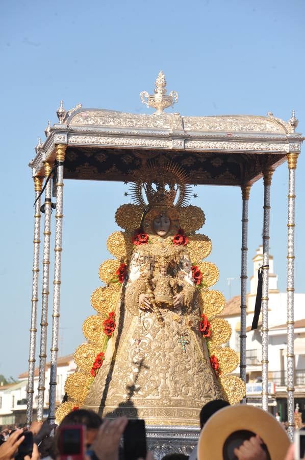 Momentos de emoción, satisfacción y alegría al paso de la Blanca Paloma, arropada en todo momento por una multitud de fieles que han reiterado salves, vivas, palmas y cantes al tenerla cerca