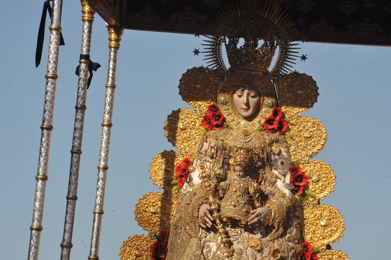 Momentos de emoción, satisfacción y alegría al paso de la Blanca Paloma, arropada en todo momento por una multitud de fieles que han reiterado salves, vivas, palmas y cantes al tenerla cerca