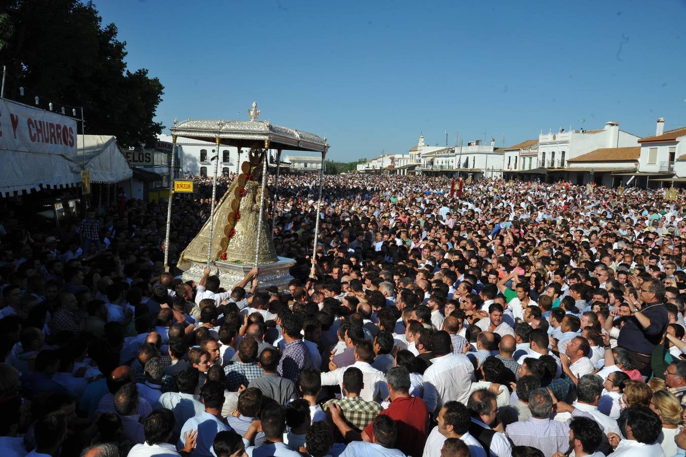 Momentos de emoción, satisfacción y alegría al paso de la Blanca Paloma, arropada en todo momento por una multitud de fieles que han reiterado salves, vivas, palmas y cantes al tenerla cerca