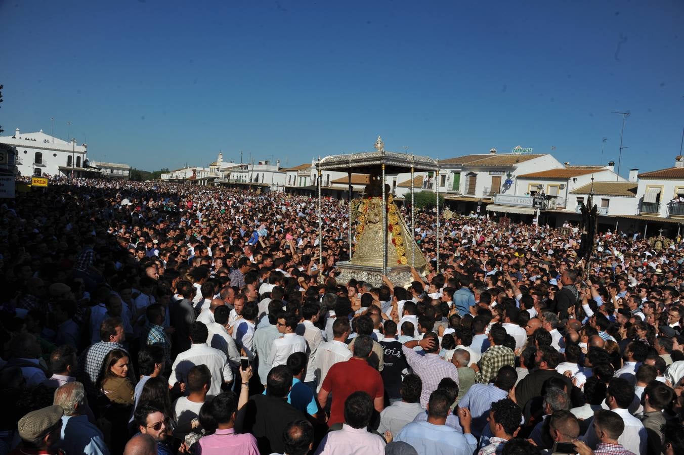 Momentos de emoción, satisfacción y alegría al paso de la Blanca Paloma, arropada en todo momento por una multitud de fieles que han reiterado salves, vivas, palmas y cantes al tenerla cerca