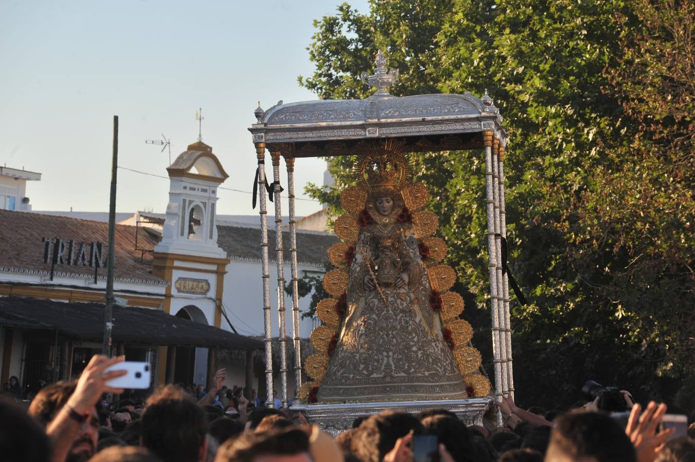 Momentos de emoción, satisfacción y alegría al paso de la Blanca Paloma, arropada en todo momento por una multitud de fieles que han reiterado salves, vivas, palmas y cantes al tenerla cerca