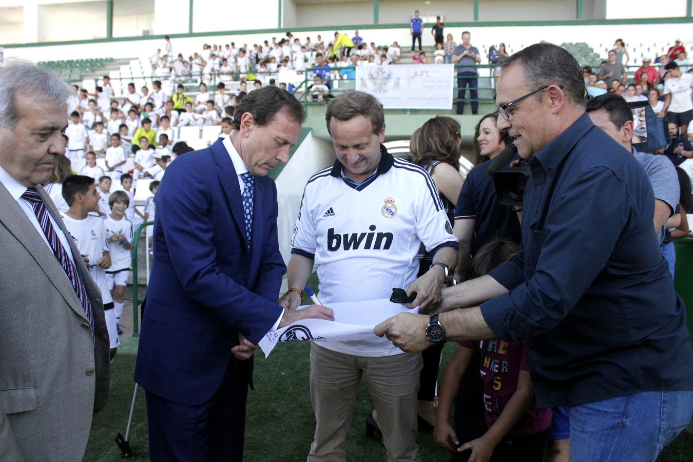 Butragueño firma un autógrafo al sacerdote José Antonio Jiménez, «Quillo», vestido con una camiseta del Real Madrid. 