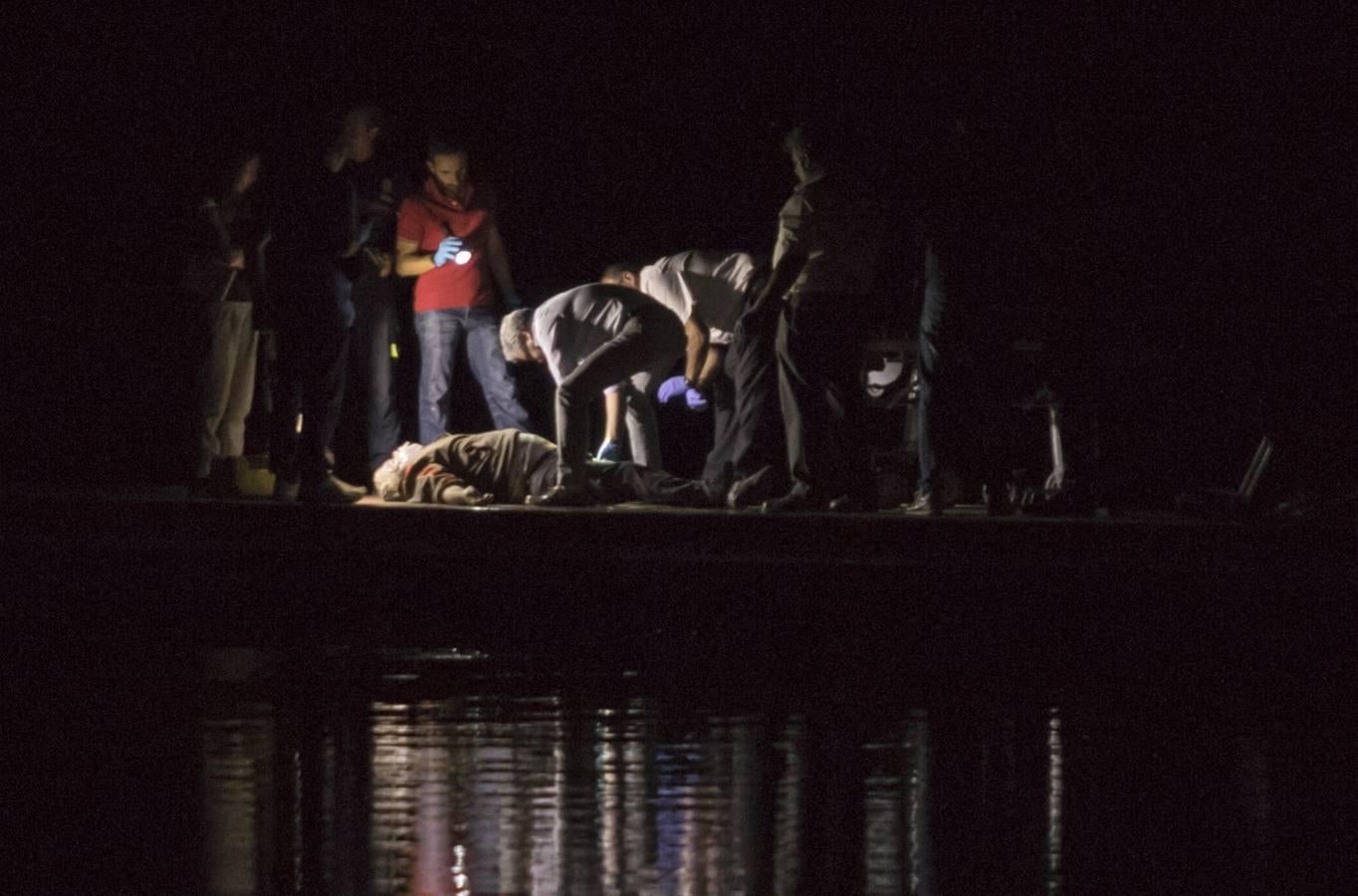 Las imágenes del hallazgo de un cadáver en la dársena del río Guadalquivir