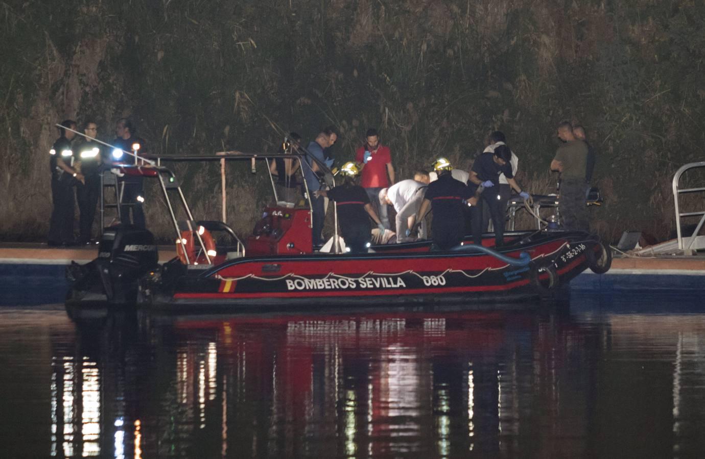 Las imágenes del hallazgo de un cadáver en la dársena del río Guadalquivir