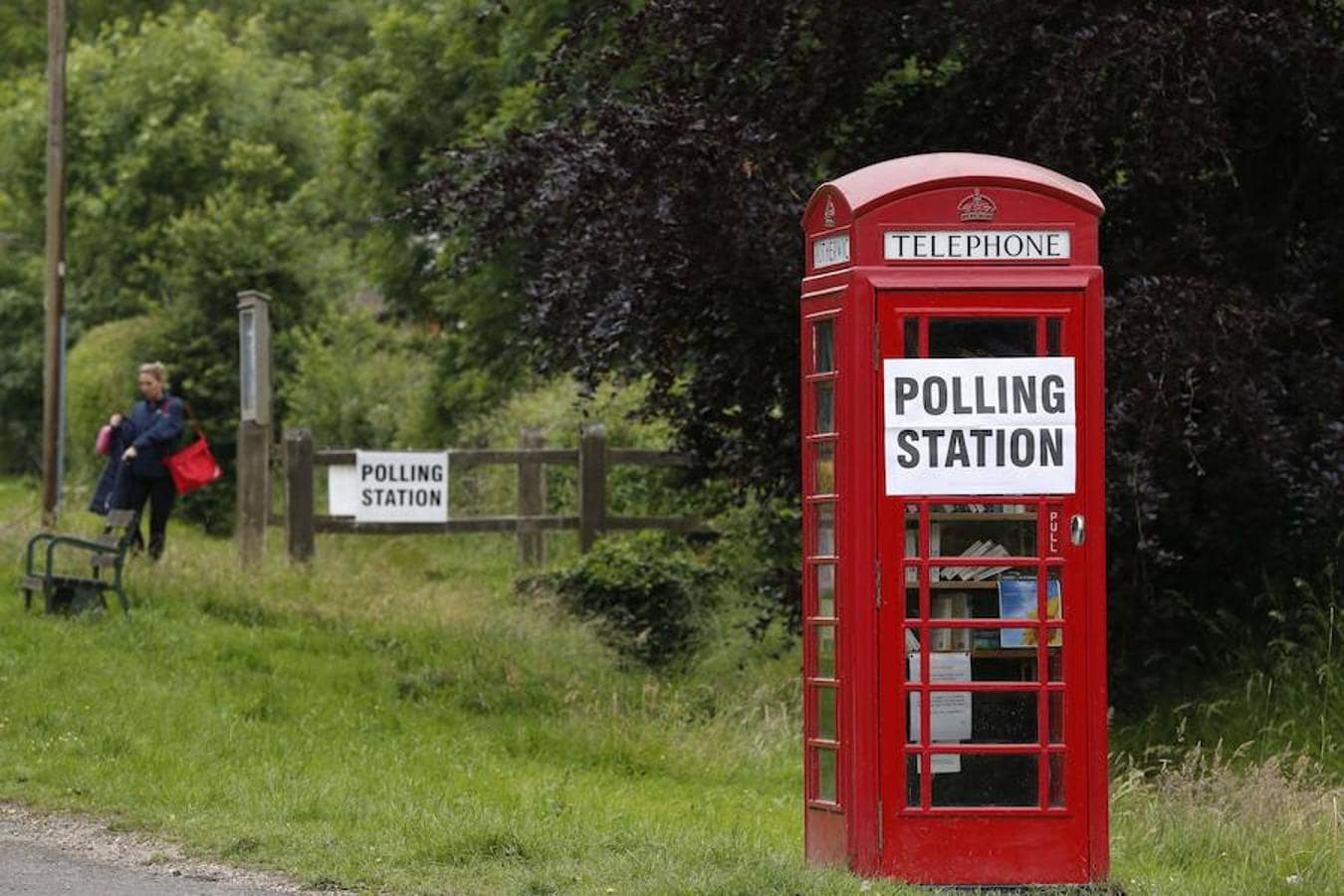 Cabina de teléfono. Un letrero de la mesa de votación se ve en una cabina telefónica fueraen Rotherwick Hall, al oeste de Londres.