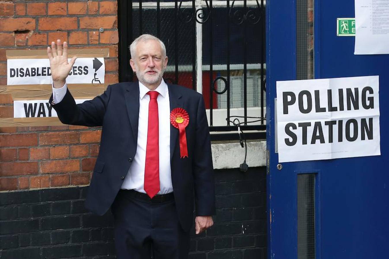 Corbyn vota en las elecciones generales. Jeremy Corbyn, principal líder del Partido Laborista de Gran Bretaña, llega a una mesa de votación para emitir su voto en el norte de Londres el 8 de junio de 2017, cuando Gran Bretaña celebra una elección general.