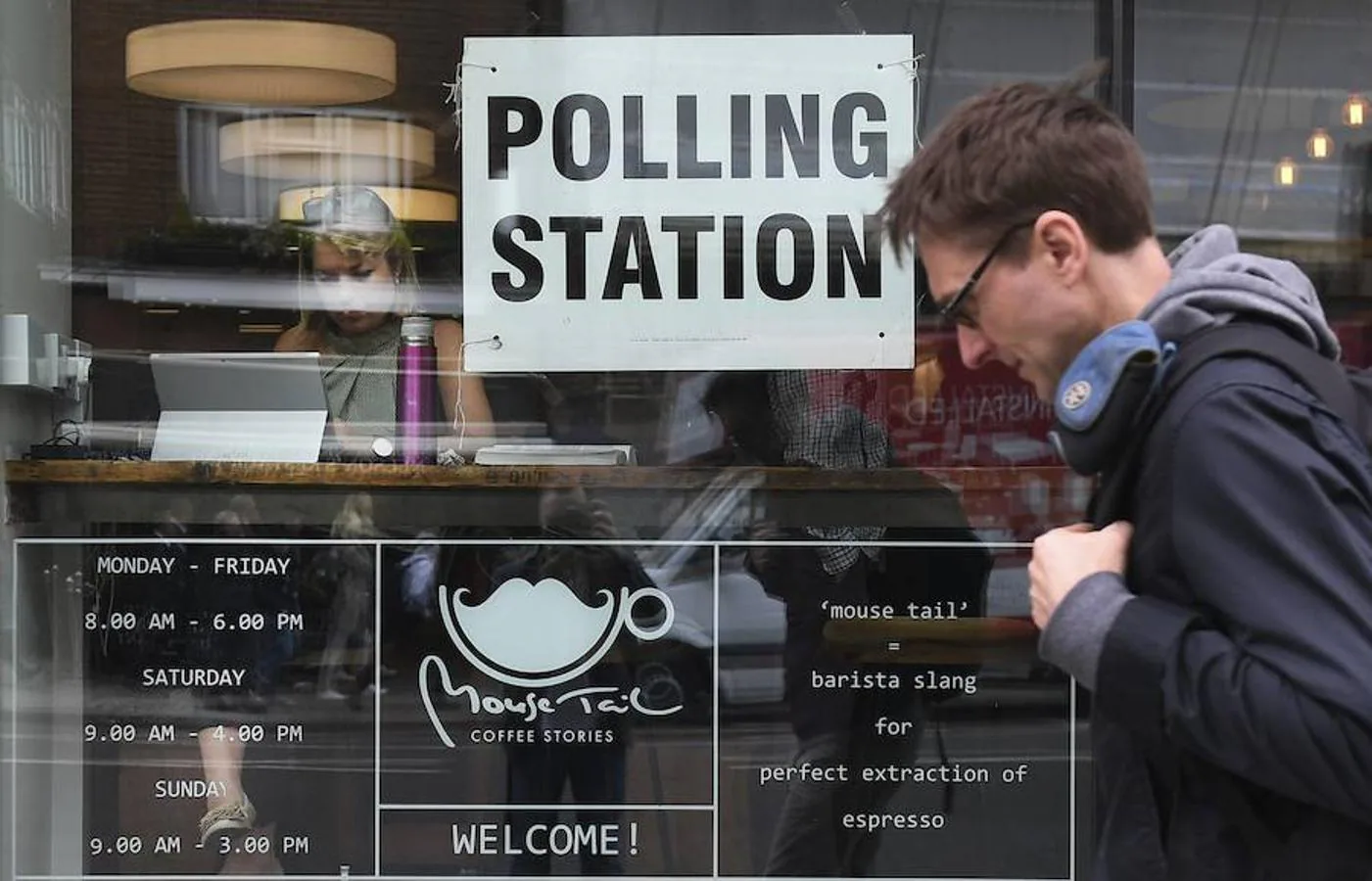 Colegio electoral en una cafetería. Un hombre camina junto a una cafetería habilitada como colegio electoral en Borough High Street, Londres.