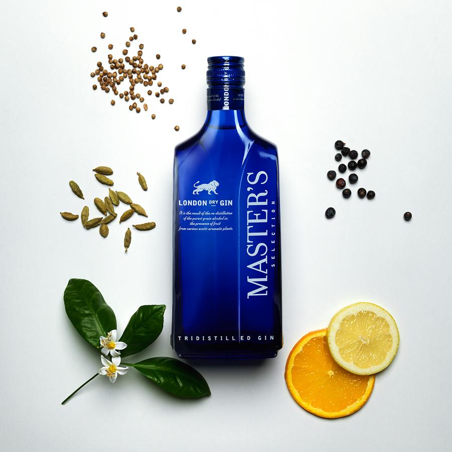 Master's Gin. Destilada con alcoholes de grano y una cuidadosa selección de plantas aromáticas que la hacen delicada y exclusiva para paladares que sepan disfrutarla sola y sin prisas (12€ 70 cl).