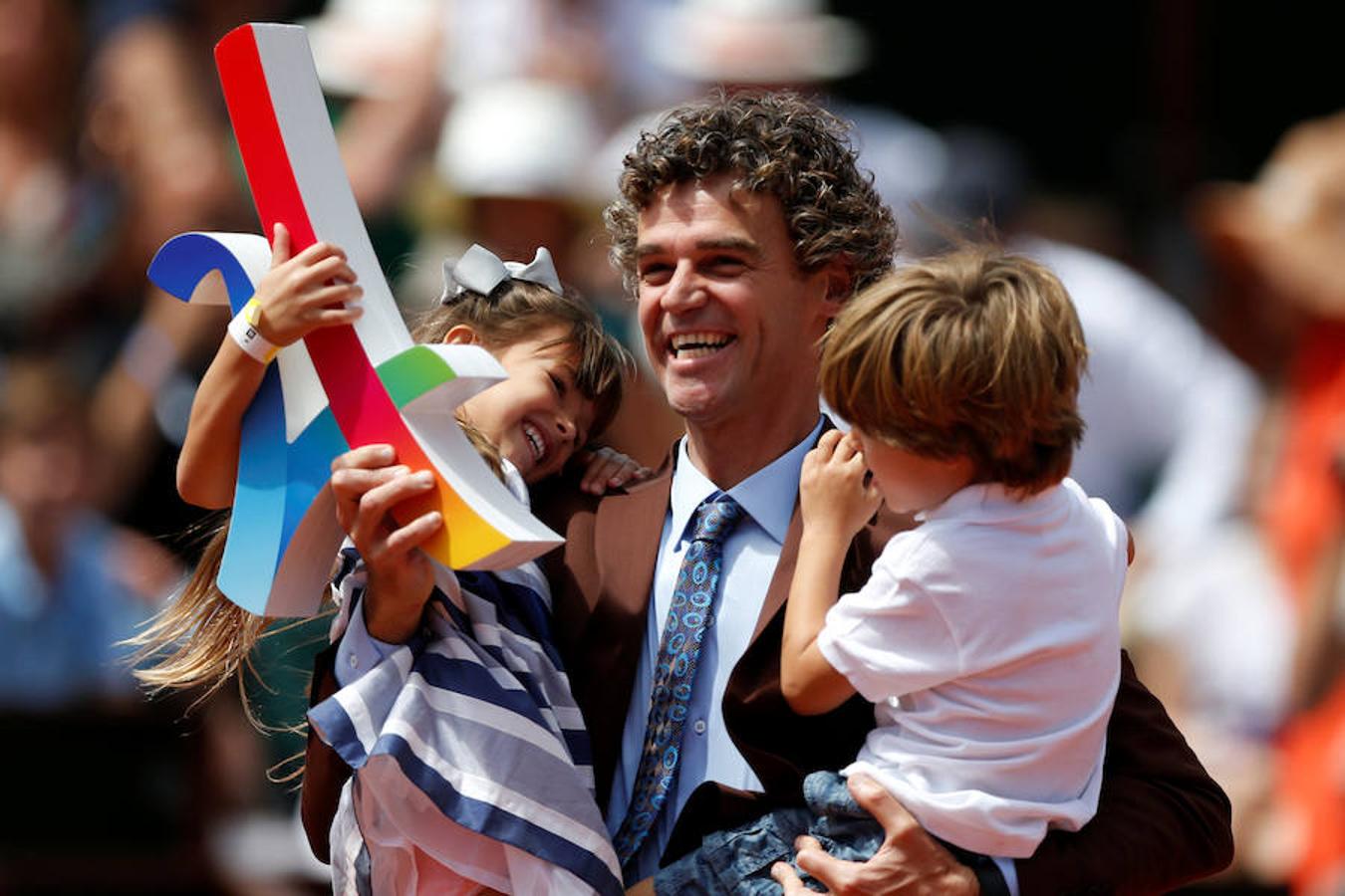 El exjugador de tenis Gustavo Kuerten y su familia, antes del inicio del partido.. 