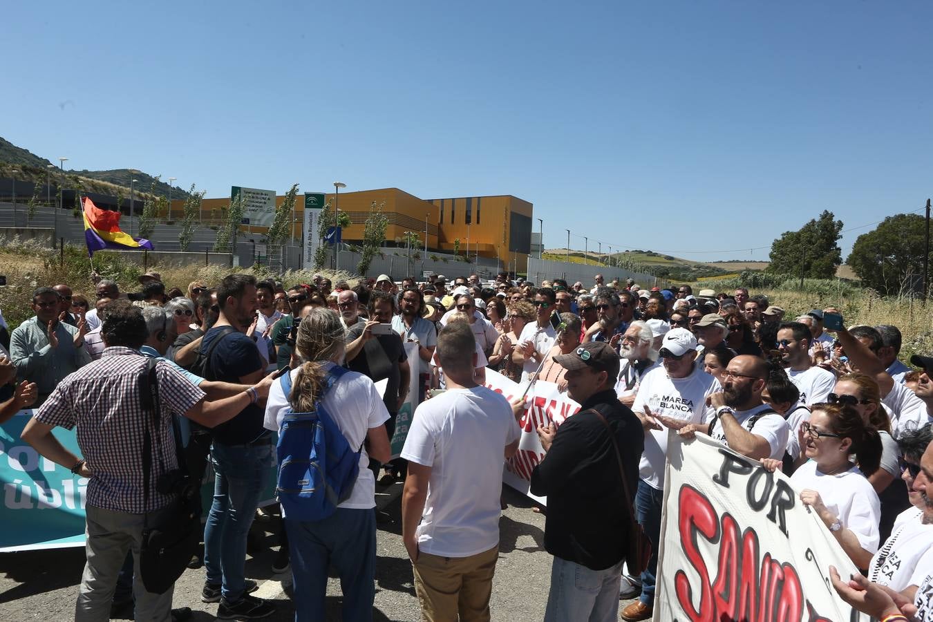 Manifestación en Vejer para reclamar la apertura del hospital