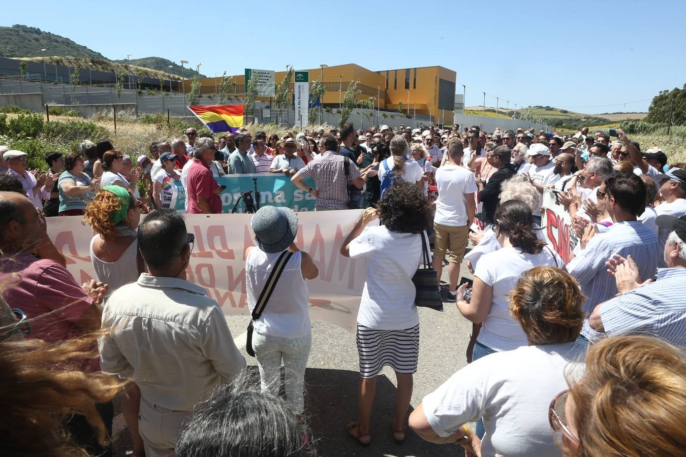 Manifestación en Vejer para reclamar la apertura del hospital