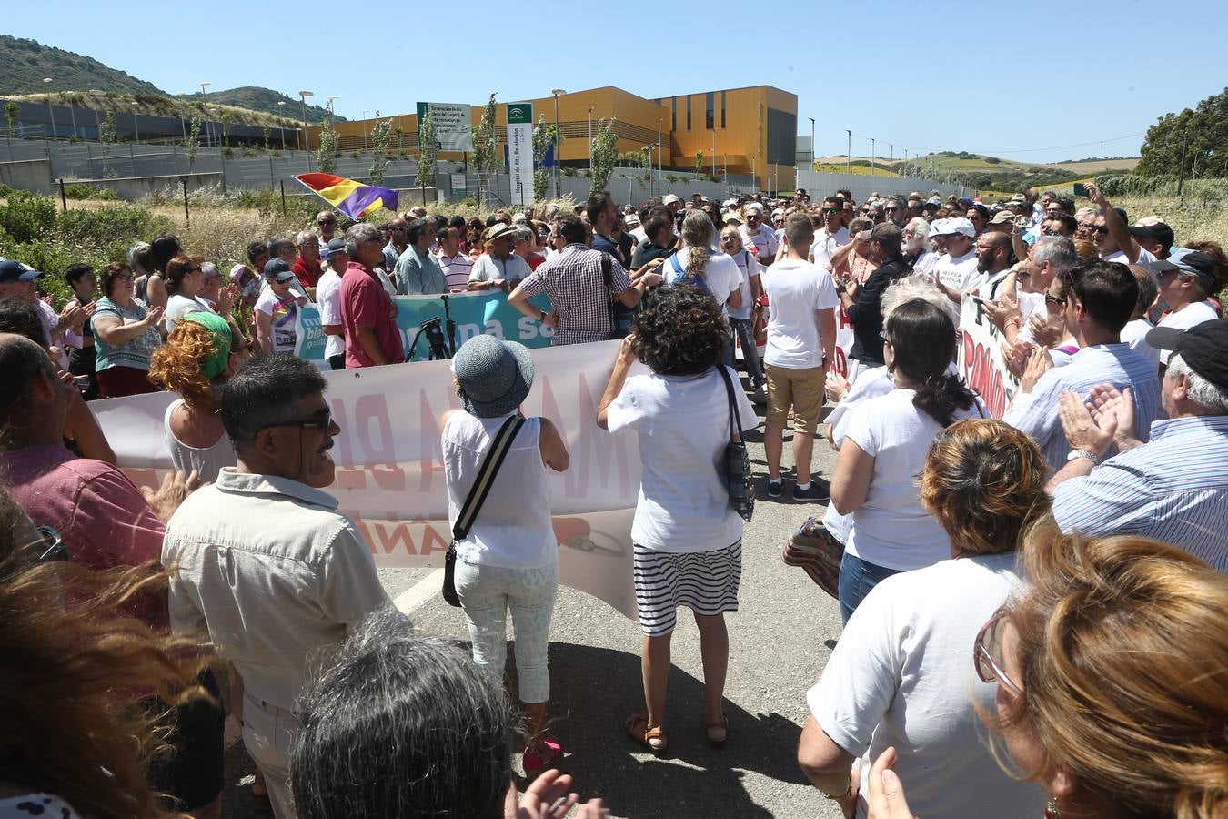 Manifestación en Vejer para reclamar la apertura del hospital