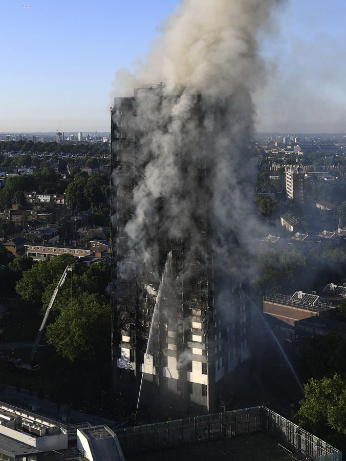 Primeros testimonios de los supervivientes del incendio de Londres: «Vi las llamas subir hasta la ventana»