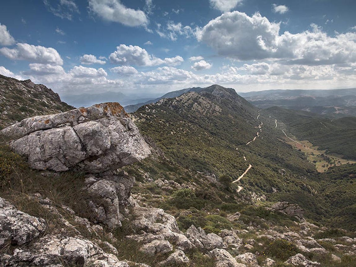 Tepilora, Rio Posada y Montalbo (Italia). Situada en la isla de Cerdeña, esta reserva de biosfera tiene una superficie de más de140.000 hectáreas. Al oeste comprende varias zonas montañosas y al este una faja detierra llana, cursos de agua y zonas costeras. Unas 50.000 personas viven en este sitio,que abarca también el macizo de Montalbo.