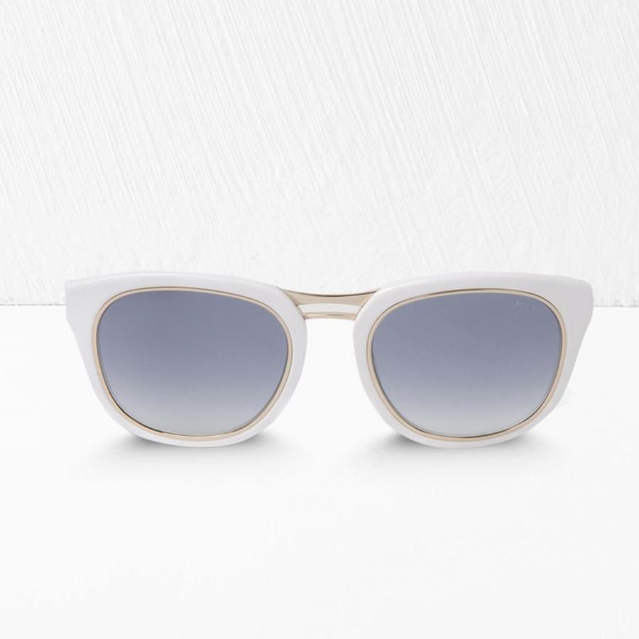 Gafas de sol con montura blanca (230€)