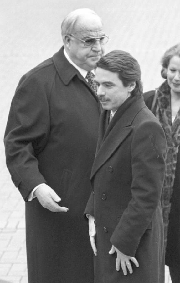 Helmut Kohl, junto al presidente José María Aznar, en una imagen fechada el 30 de enero de 1997