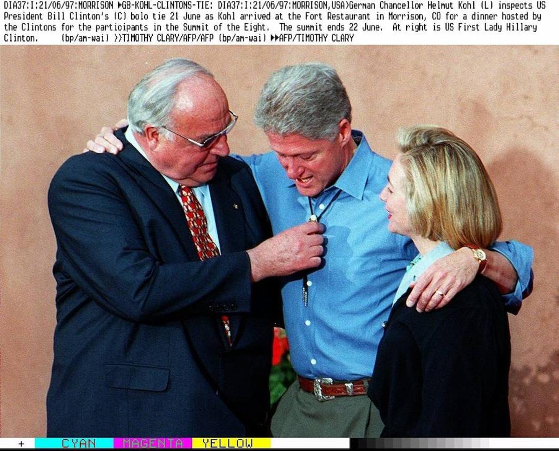 Helmut Kohl junto a la familia Clinton a mediados de 1997. AFP
